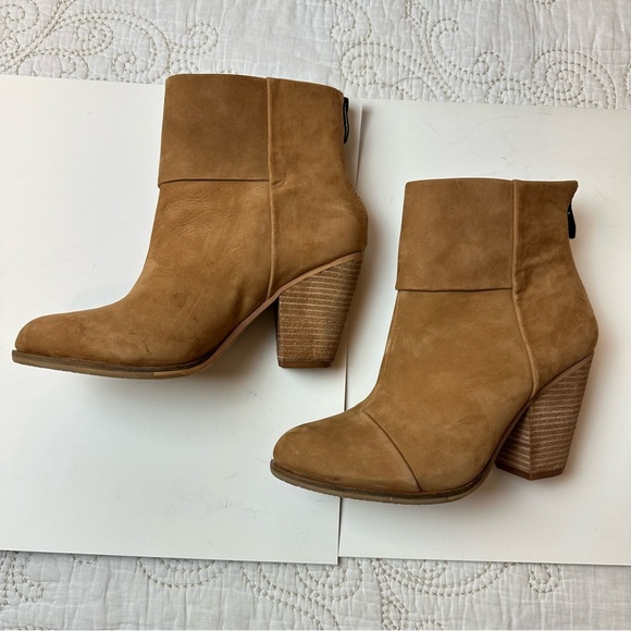 Vince Camuto tan suede chunky heel ankle boots sz 8.5 - Picture 3 of 8